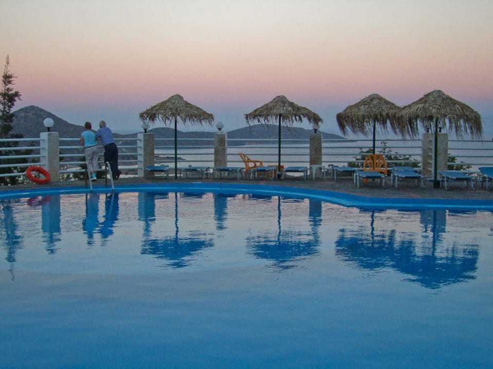 Pool am Abend Elounda Residence Resort & Waterpark
