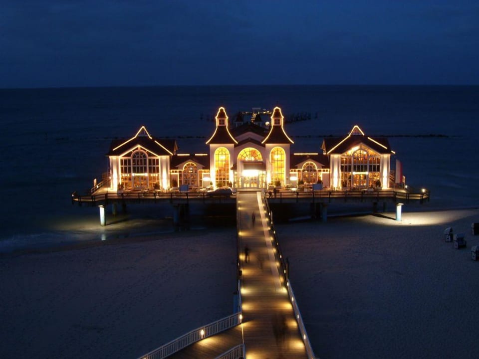 Blick abends auf die Seebrücke Hotel Kurhaus Sellin