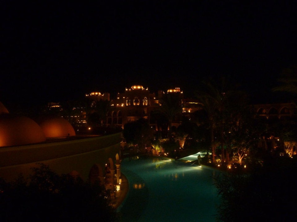 Dom und Pool bei Nacht Makadi Palace