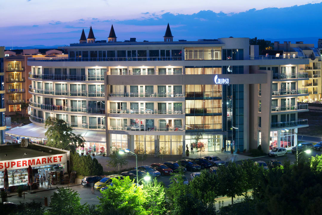 Facade by night Hotel Calypso