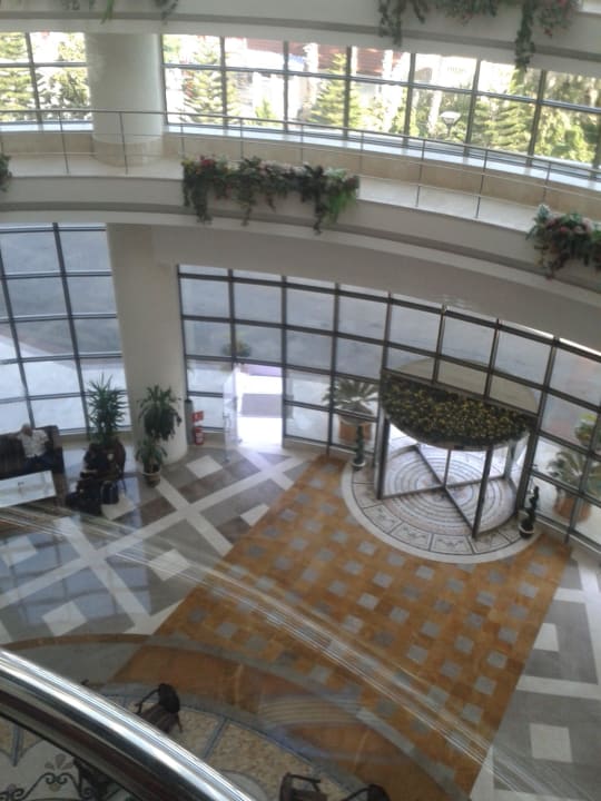 Blick aus dem Lift zum Eingangsbereich Saphir Resort & Spa