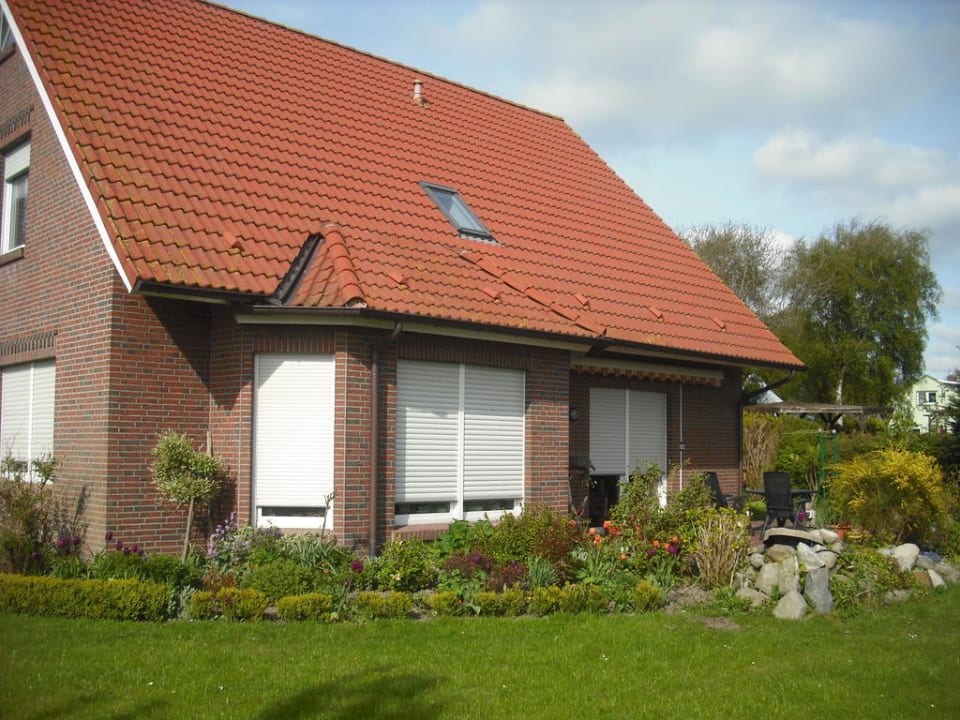 Hausansicht mit Garten Ferienwohnung Hinrichs