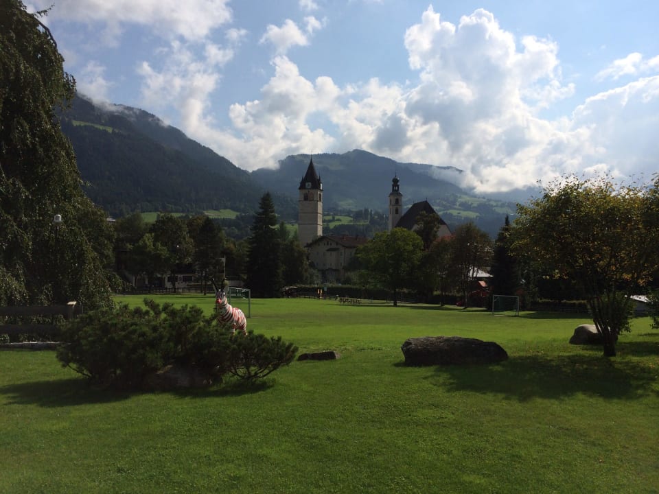 Blick vom Garten auf Kitzbühel Hotel Kitzhof Mountain Design Resort