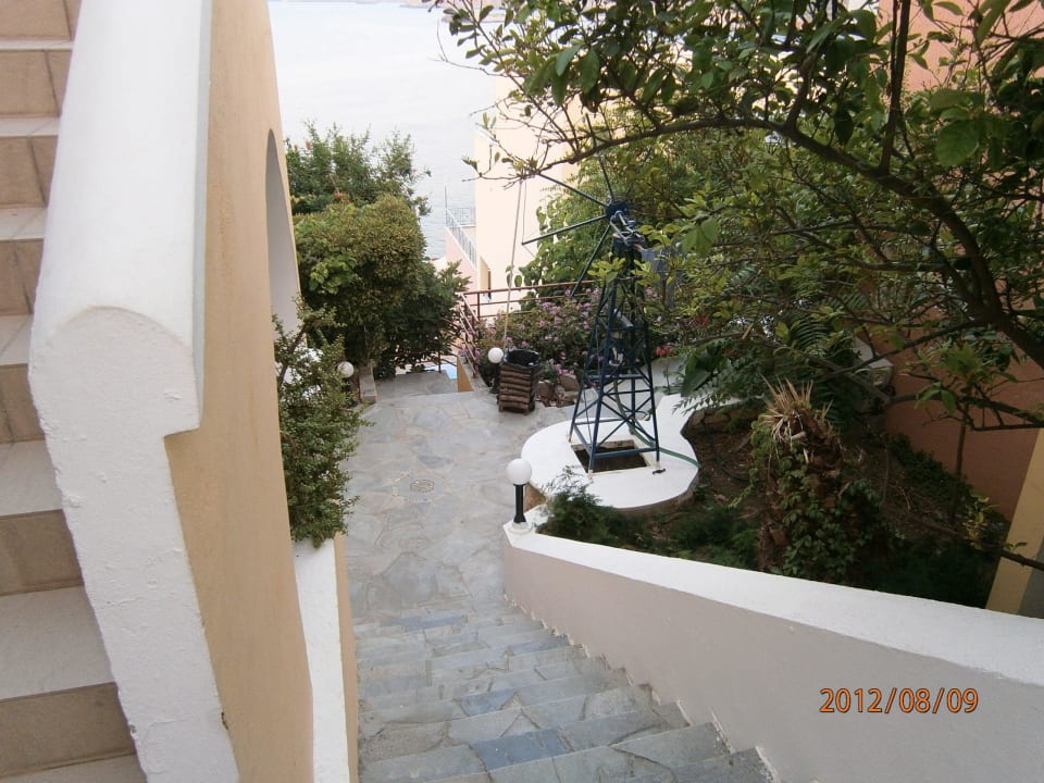 Treppe zum Hotelstrand Ormos Atalia Village