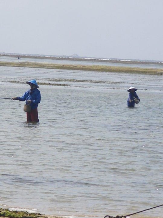 Angler in Strandnähe Puri Santrian