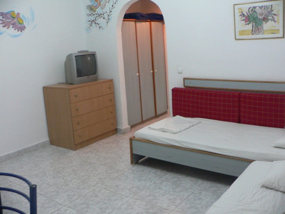 Wohnbereich mit den beiden Betten Ekaterini Hotel