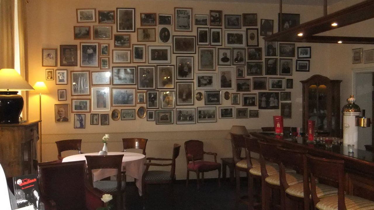 Bar mit Ahnengalerie Schloss Wulkow