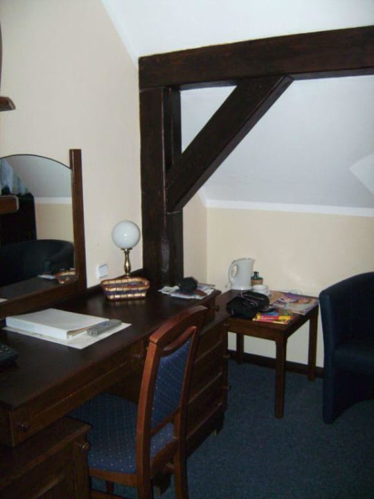 Zimmer mit Schreibtisch, Tisch, Sessel Kadyny Folwark Hotel & Spa