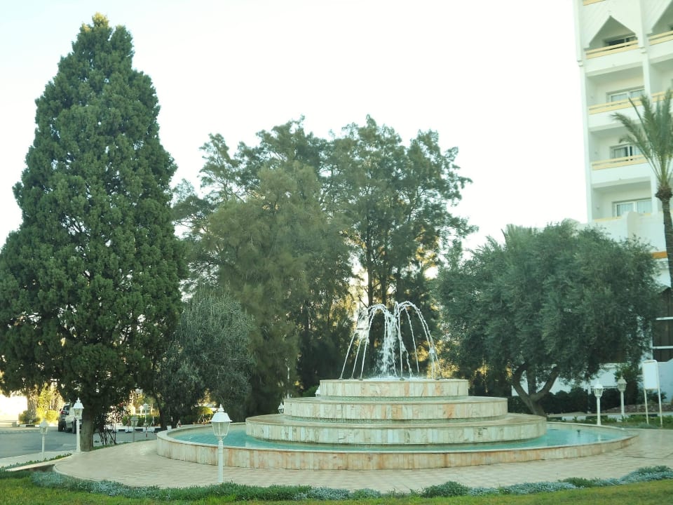 Pool vor dem Hoteleingang Marhaba Royal Salem