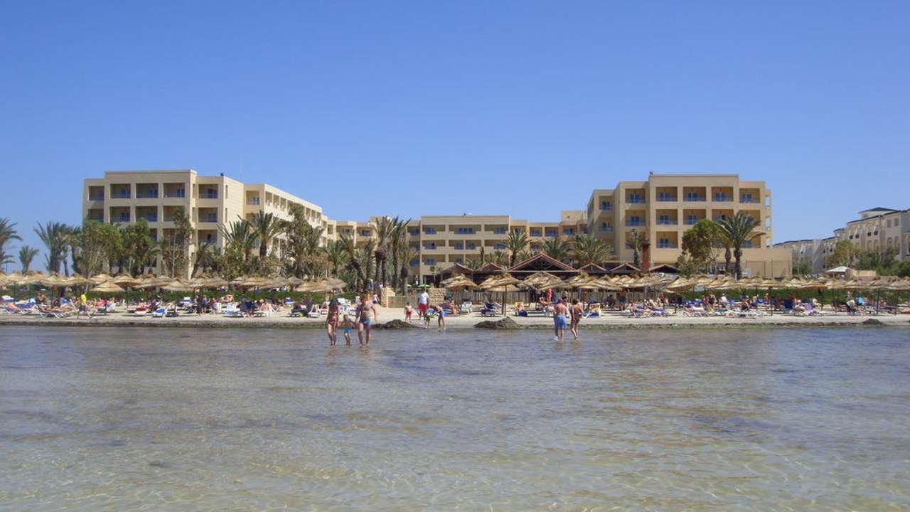 Aussicht vom Meer auf das Hotel Hotel Rosa Beach