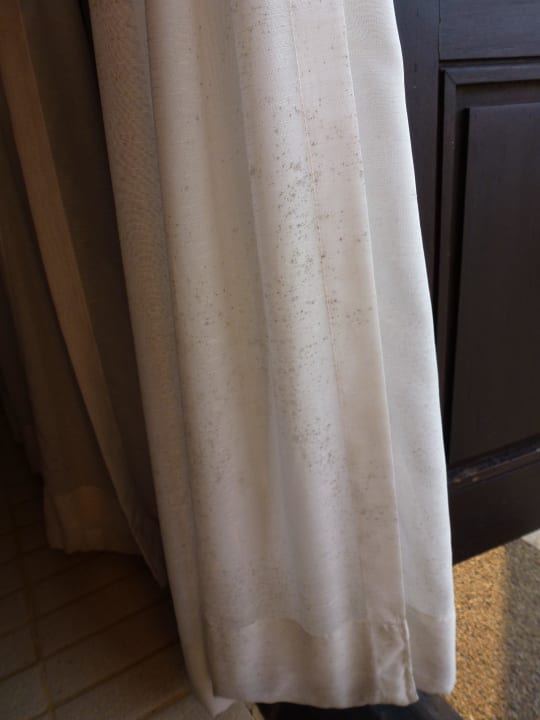 Stockflecken und Schimmel an den Vorhängen Peace Laguna Resort and Spa