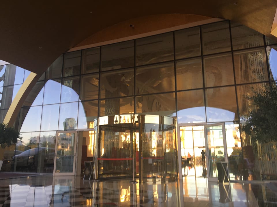 Eingang zur Lobby Azura Deluxe Resort & Spa Hotel