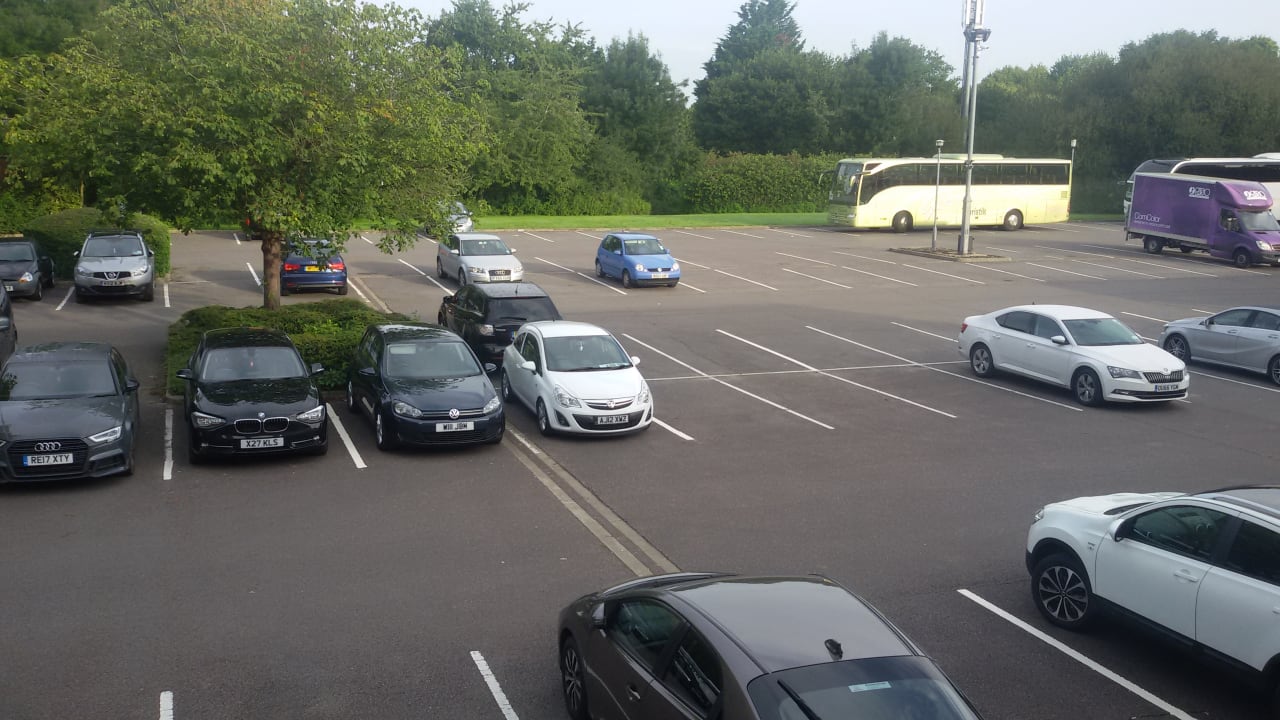 Parkplatz Holiday Inn Reading South M4, Jct.11