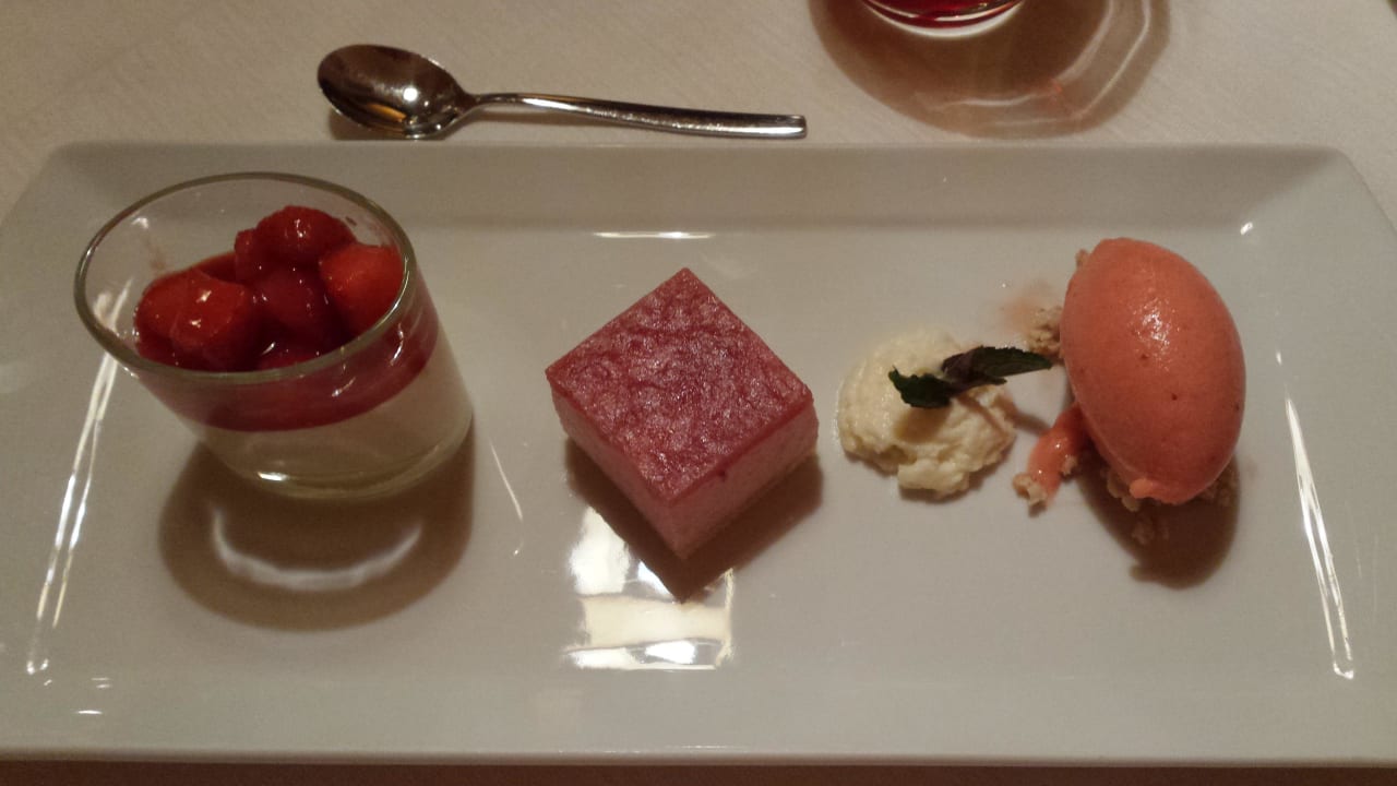 Dessert variazione di fragole Naturhotel Lüsnerhof