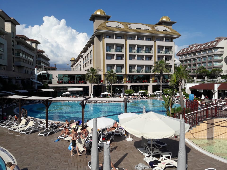 Blick auf Pool und Hotel Aydinbey Kings Palace & Spa