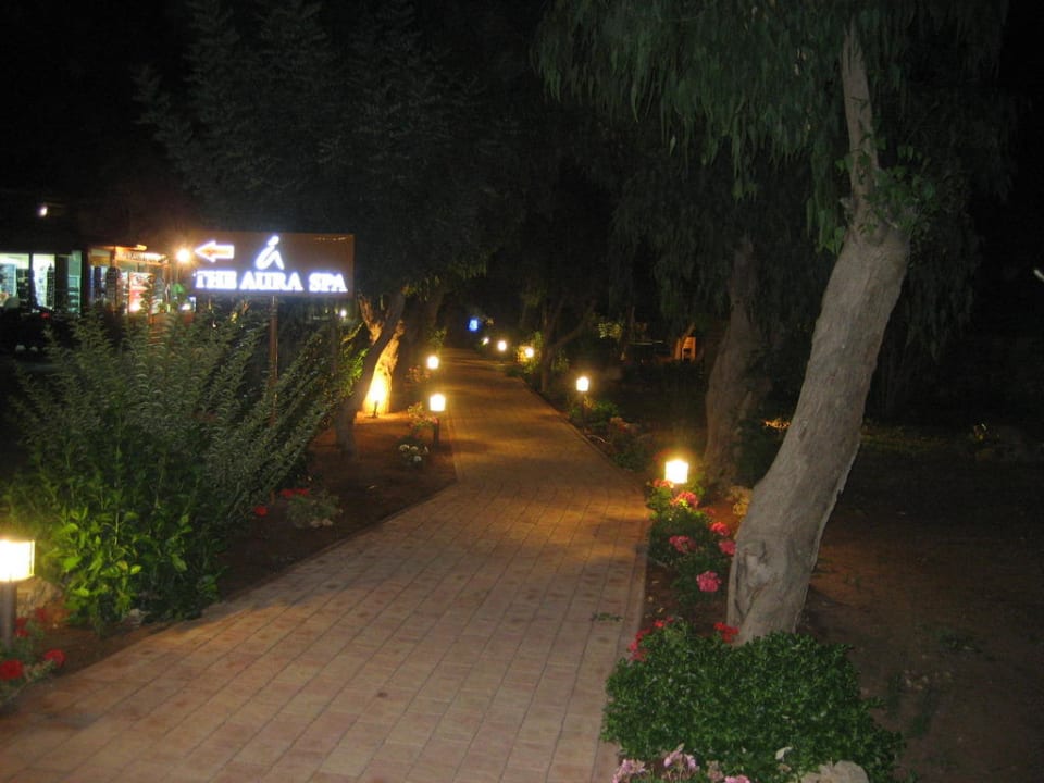 Der Weg durch die Anlage Ikaros Beach Luxury Resort & Spa - Adults Only