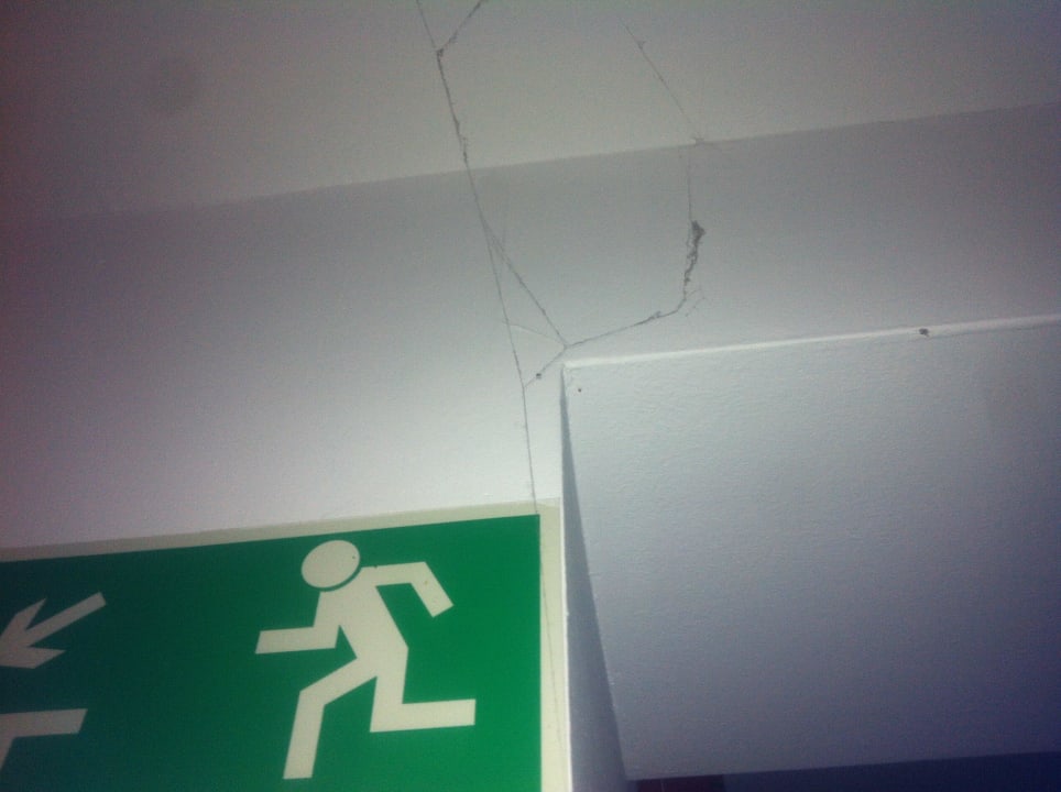 Dreck in allen Ecken der Flure und Treppen Relax Inn Health & Spa