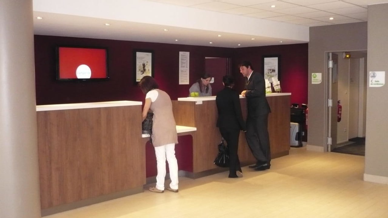 Rezeption Hotel Campanile Paris Pont de Suresnes