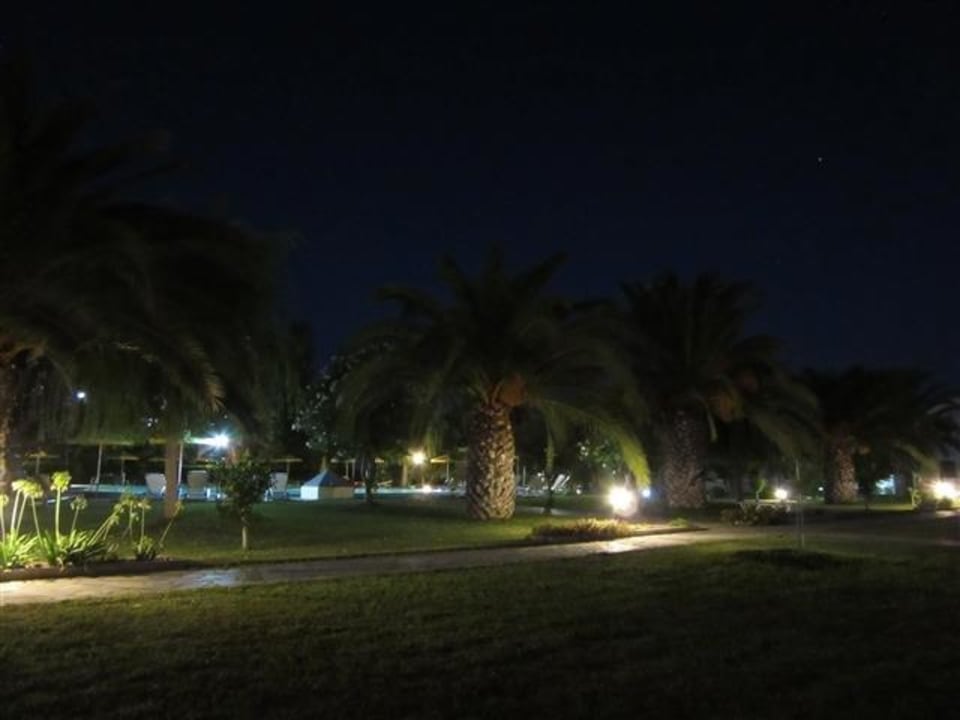 Anlage, Poolblick in der Nacht Hotel Esperia