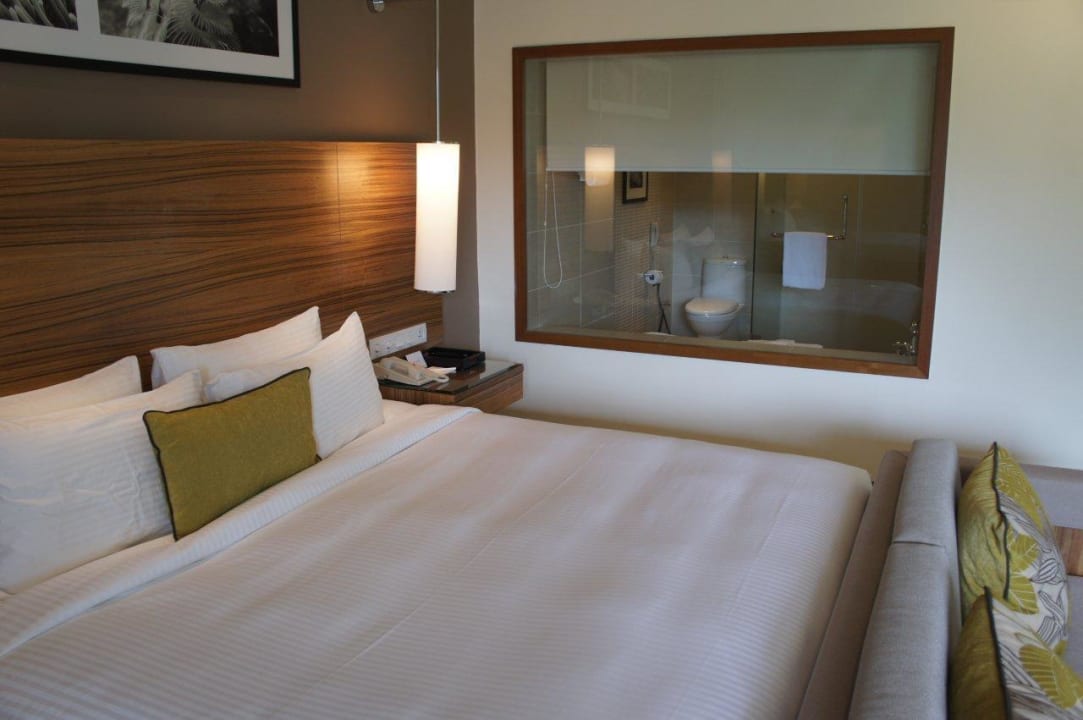 Schlafzimmer mit Blick ins Bad The Taaras Beach & Spa Resort