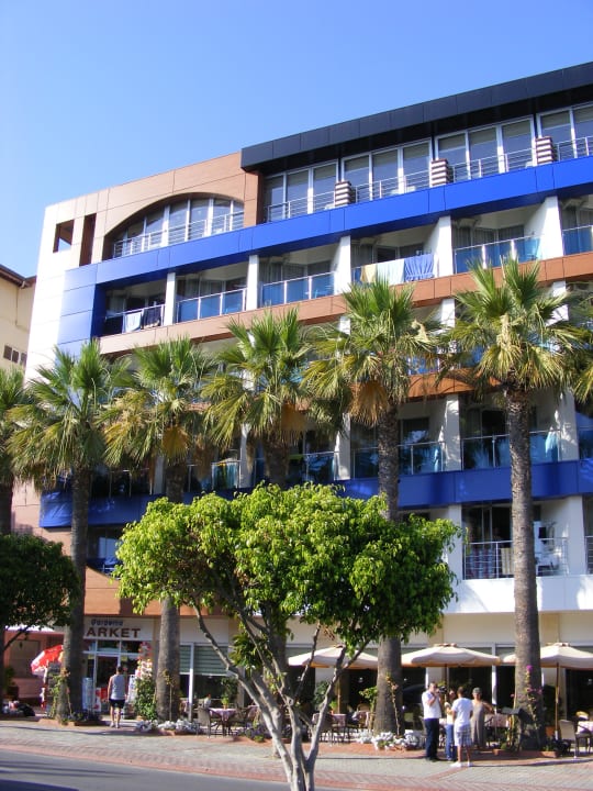 Die Strassenfront des Hotels mit Shop und Restaurant Gardenia Hotel