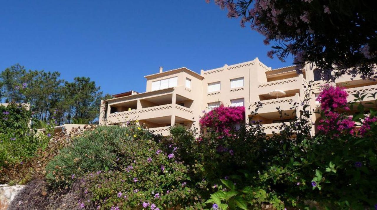 Blick vom Pool auf die Buganvilia Apartments Buganvilia