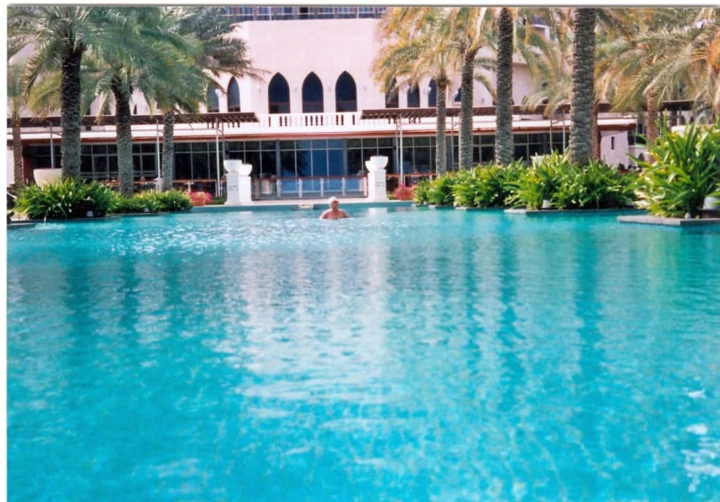 Großer, schön angelegter Pool Al Bustan Palace - A Ritz-Carlton Hotel