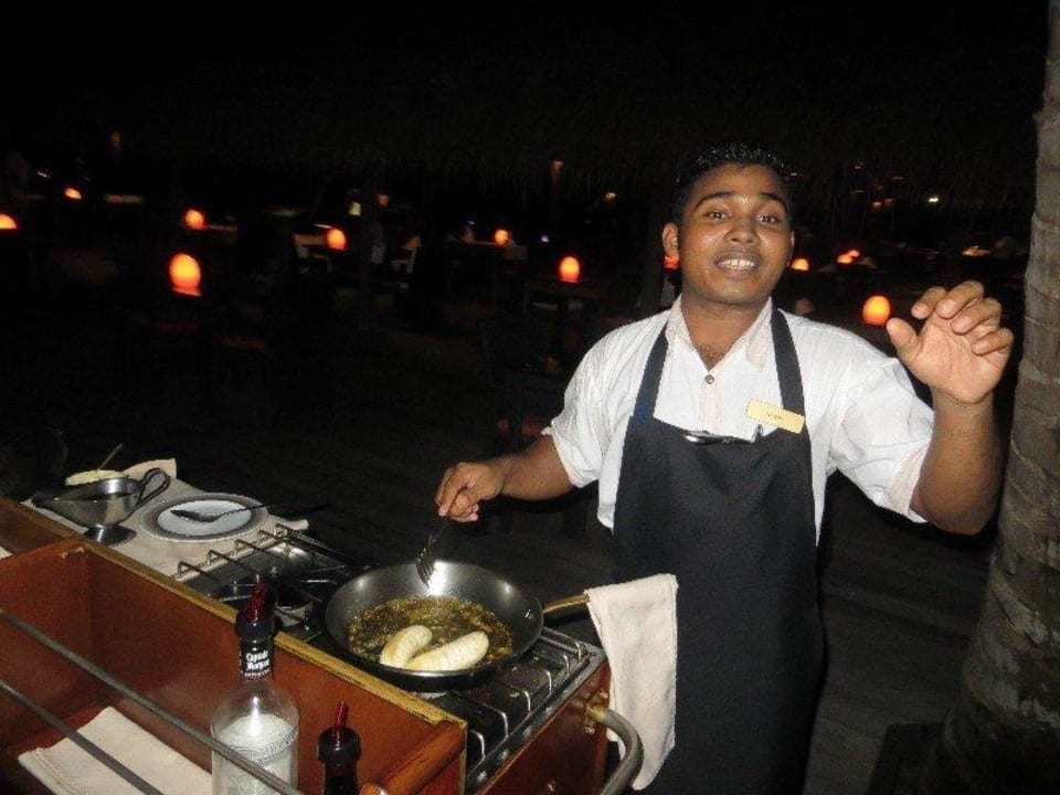 Nazeeh beim Flambieren der Bananen Kuramathi Maldives