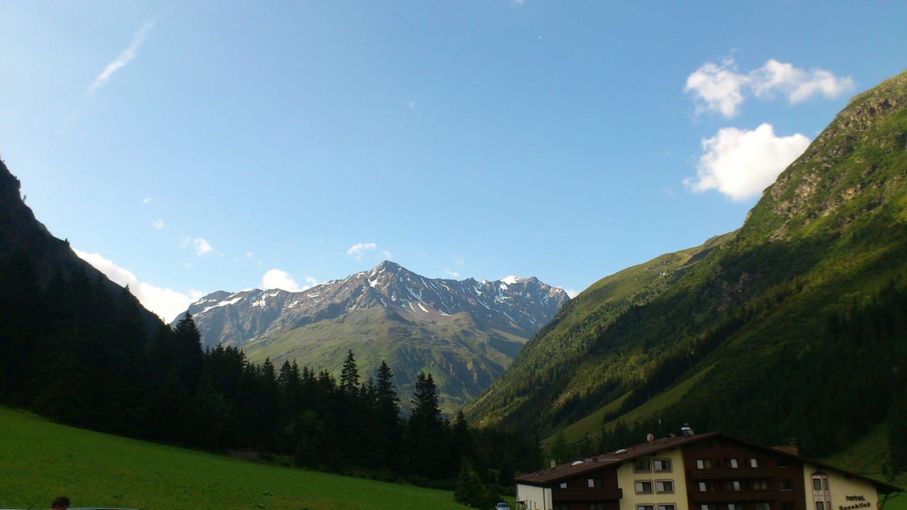 Blick vom Parkplatz zum Talende Alpine Resort Sportalm