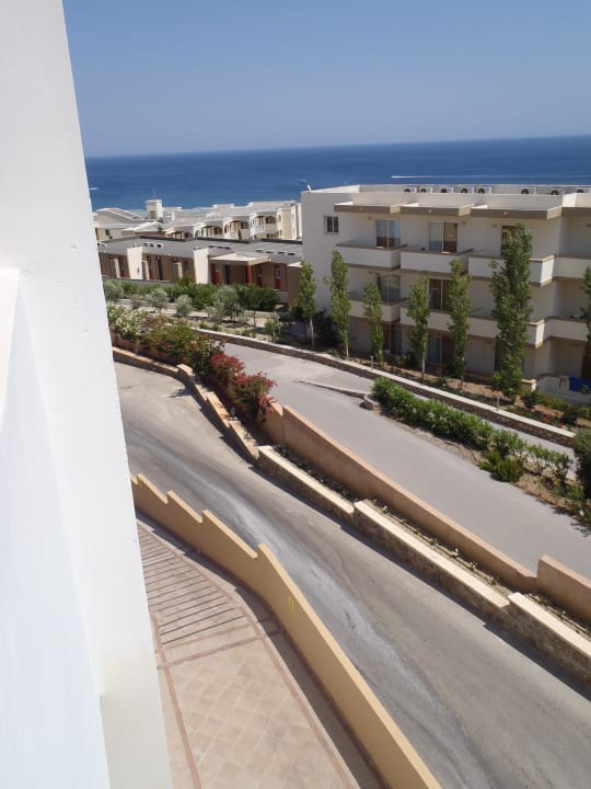 Příjezdová cesta pro zásobování a hotel Miraluna Lindos Imperial Resort & Spa