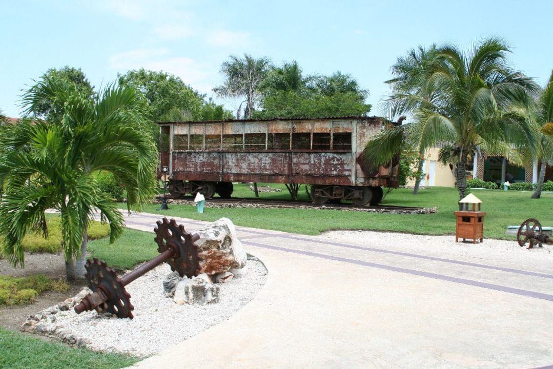 Wagon in der Gartenanlage Hotel Playa Pesquero