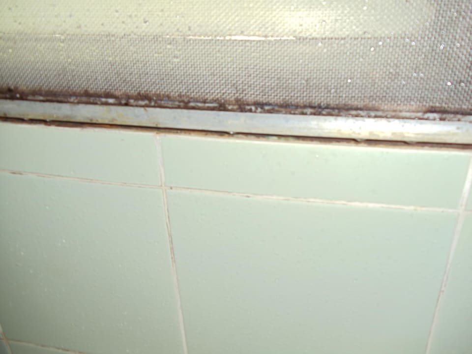 Noch ein Bild des Fensters im Badezimmer The Fair House Beach Resort