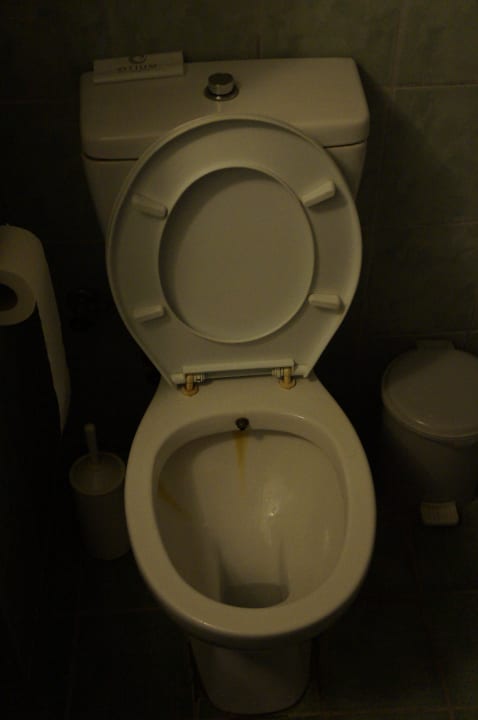 Badezimmer, dunkel und abgenutzt Armas Gül Beach