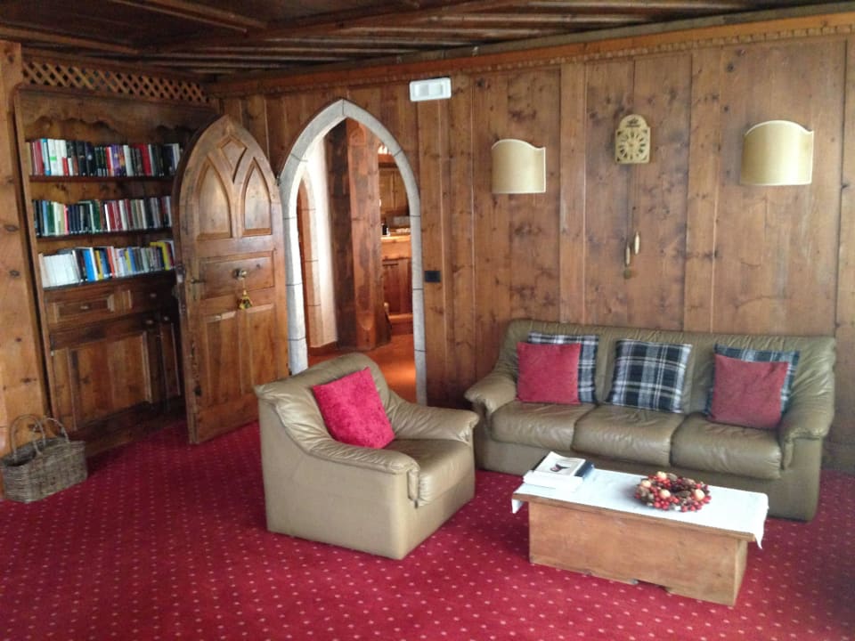 Bibliothek und Sitzecke Park Hotel Bellacosta