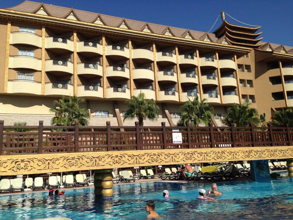 Hotelansicht vom Pool Hotel Royal Dragon