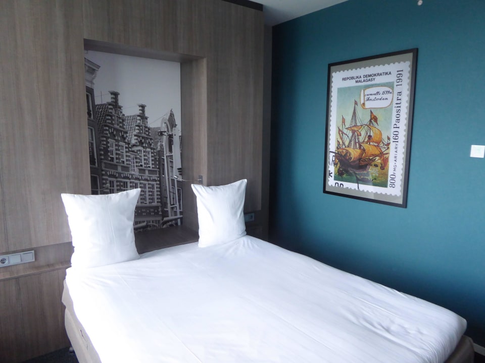 Doppelbett mit einer Decke Leonardo Hotel Amsterdam Rembrandtpark