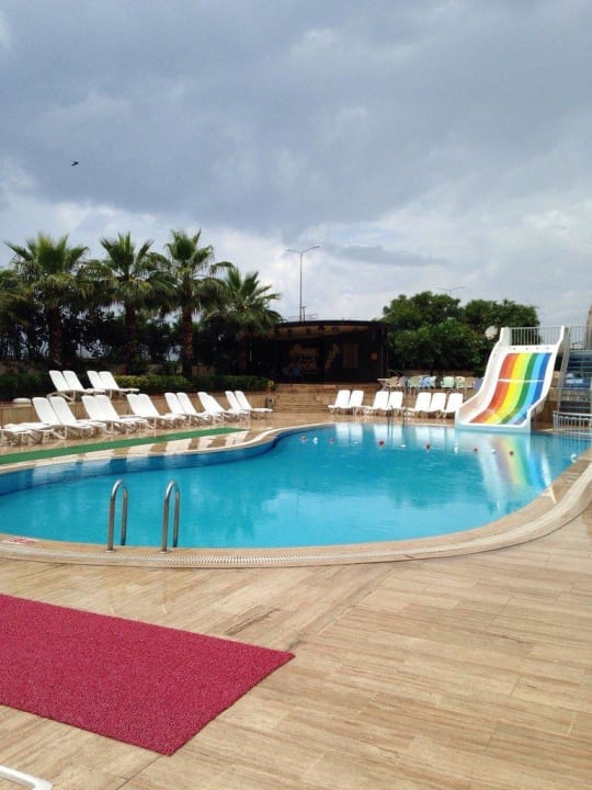 Даже в дождь там красиво Hotel Ideal Beach