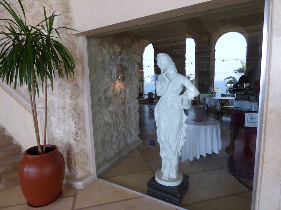 Statue an Italienische a-la-carte Restaurant Pickalbatros Citadel Resort