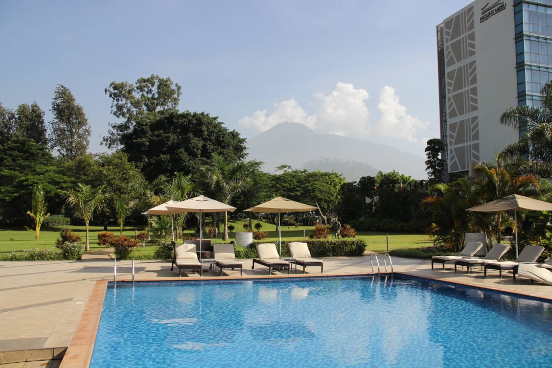 Pool mit Blick auf Mount Meru  Mount Meru Hotel