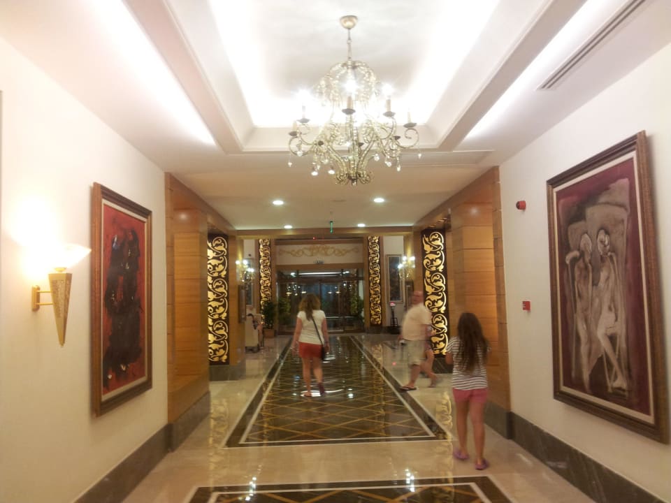 Weg zur Lobby Alba Resort Hotel