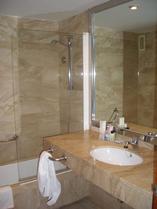 Das Bad, mit Badewanne und Bidet H10 Itaca