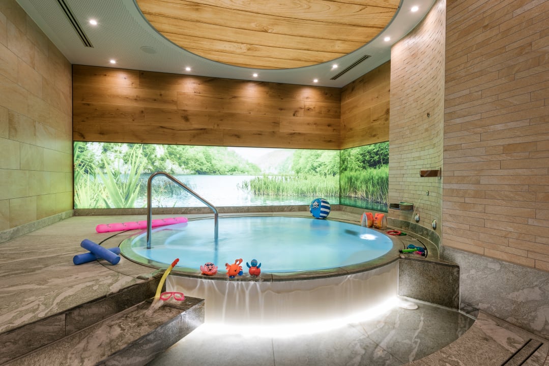 Pool Sonnenalp Resort