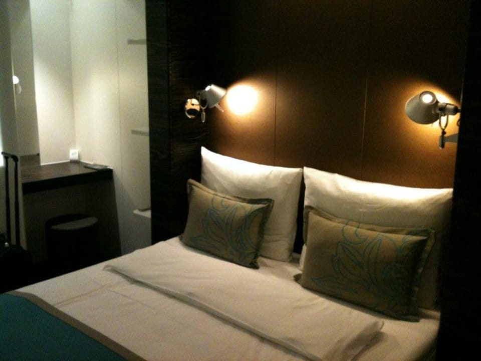 Blick vom Fenster ins Zimmer Motel One Hamburg-Altona