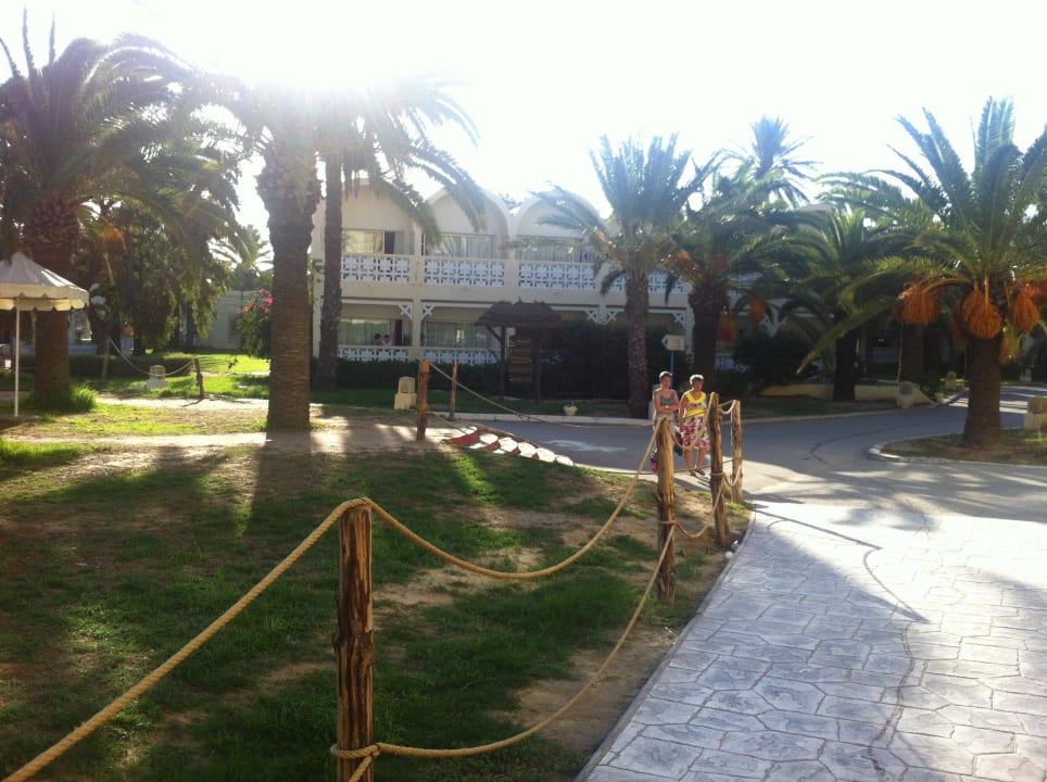 Ungepflegte Gartenanlage! Hotel Marhaba Club