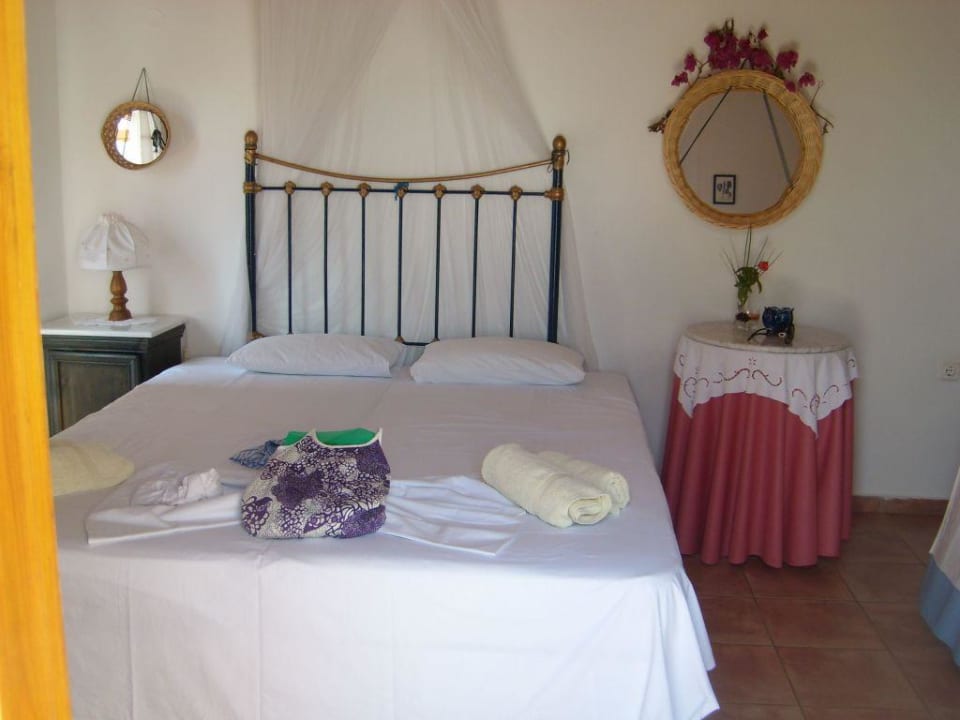 Schlafzimmer im oberen Stockwerk Hotel Nostos Villen