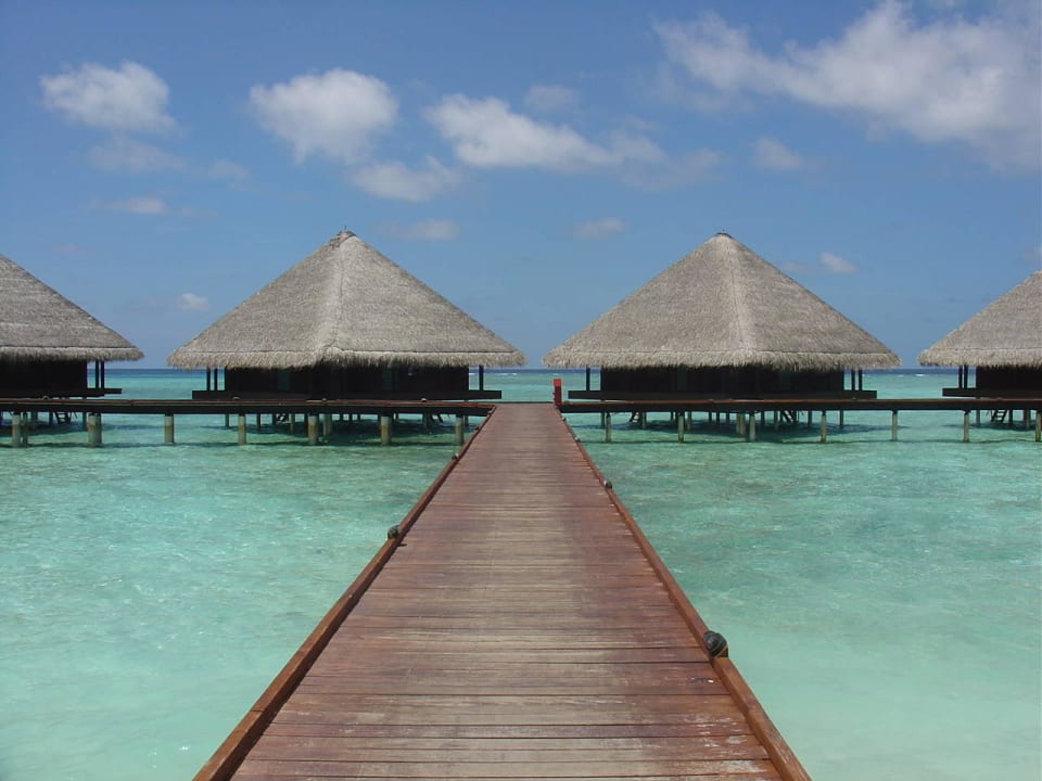 Steg zu den Wasserbungalows Adaaran Club Rannalhi - All Inclusive