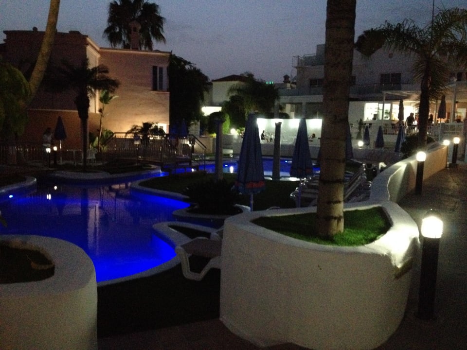 Anlage mit Pool und Rezeption (links) LABRANDA Bahía y Villas Fañabé