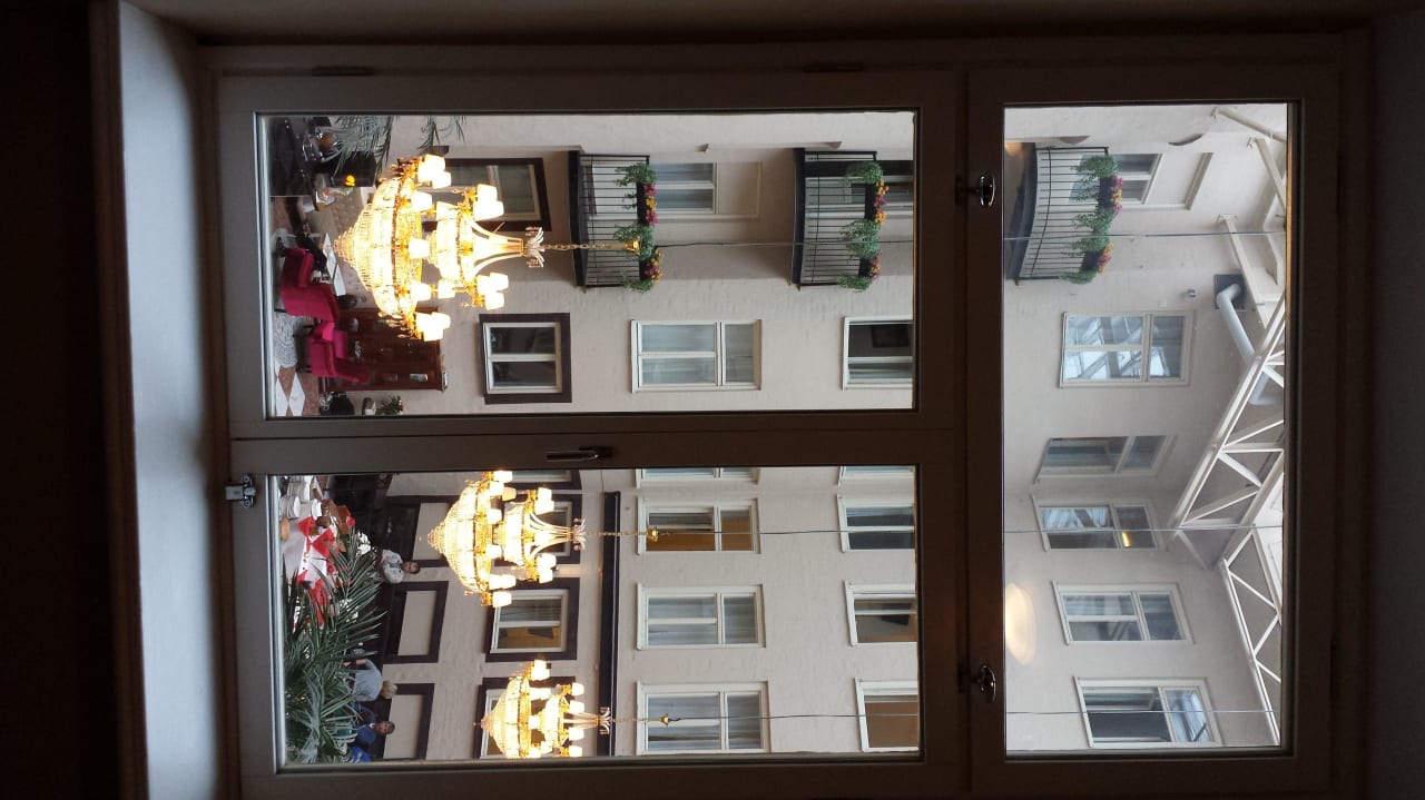 Vom Gang zum Zimmer in den Innenhof geblickt Best Western Hotel Bentleys