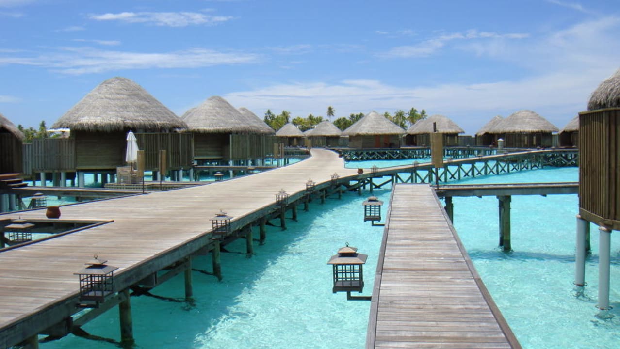 Steg zu den Wasservillen Constance Halaveli Maldives