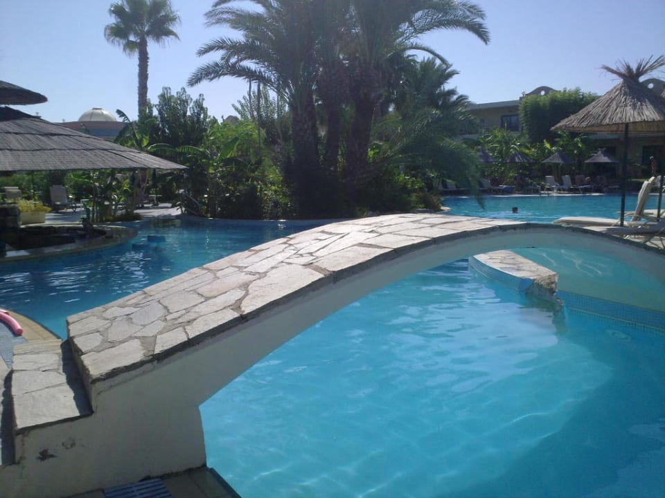 Pool mit Swin-up Bar links Atrium Palace Thalasso Spa Resort & Villas